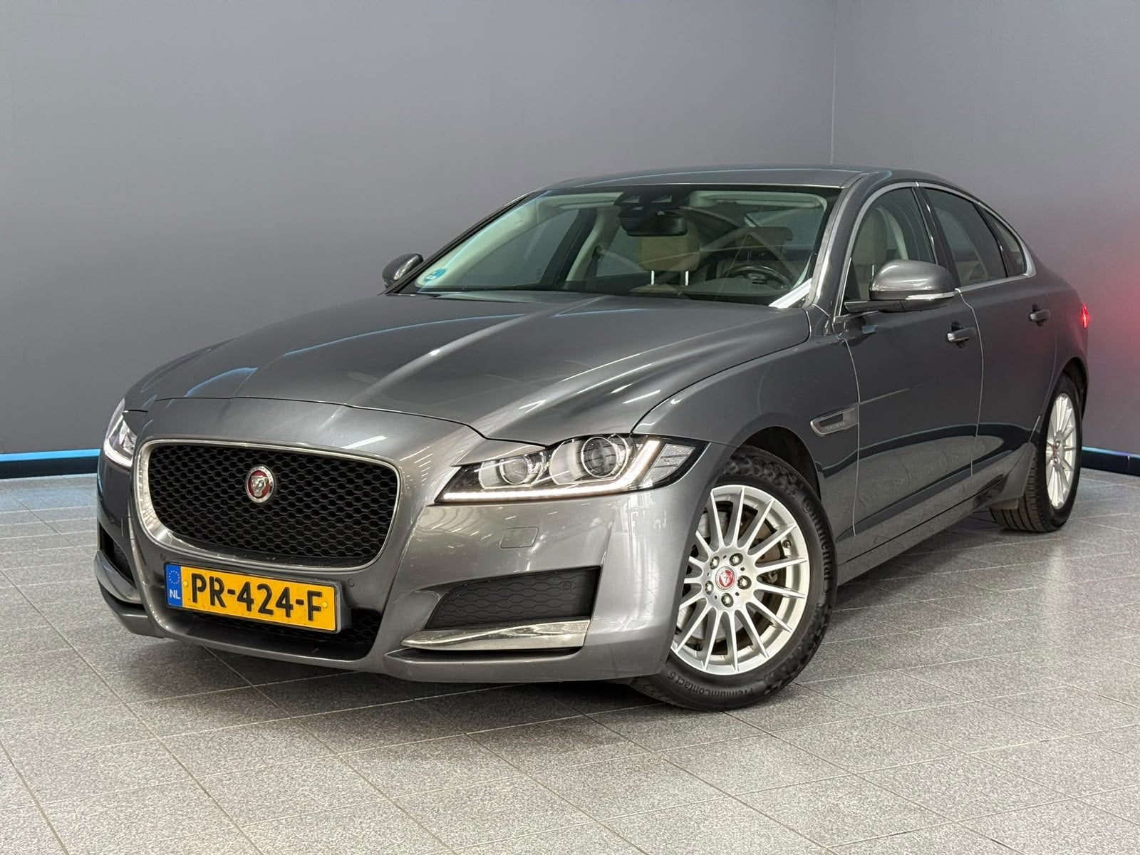Jaguar XF 2.0d Portfolio volledig dealer onderhouden, Auto's, Automaat, Dealer onderhouden, Gebruikt, Euro 6