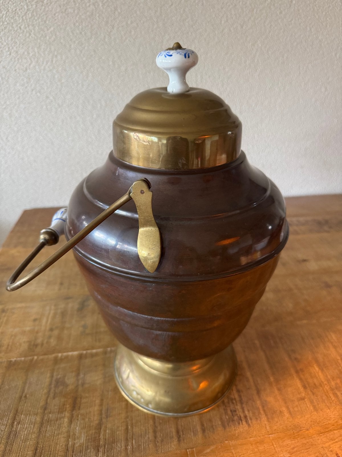 Antieke koperen waterketel met porseleinen knoppen, Ophalen, Koper