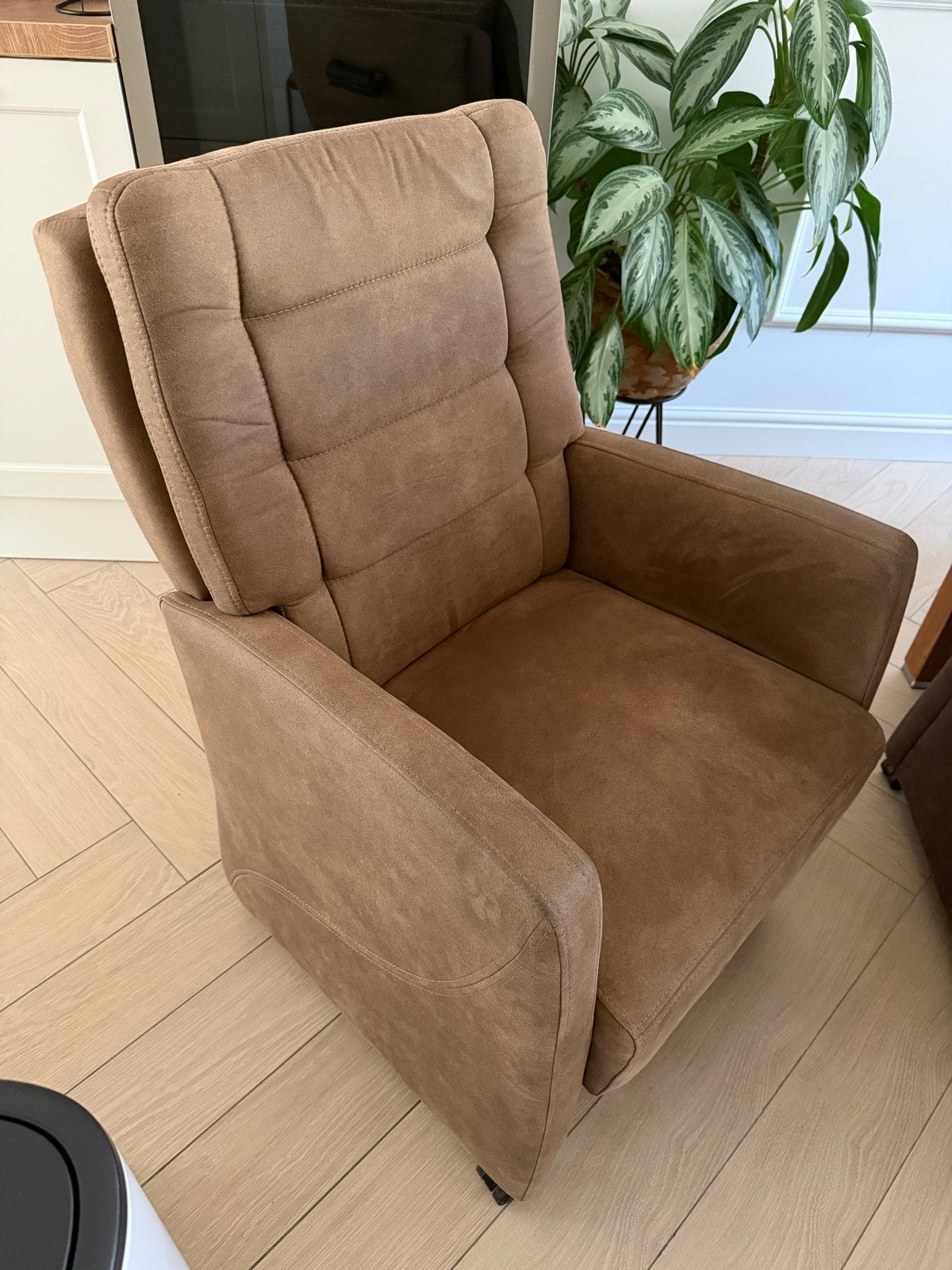 Foto 7 van Eettafel met 6 luxe eetkamerstoelen op wieltjes