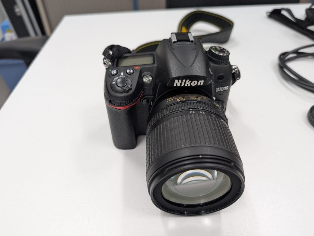 Nikon D7000 + 18-105mm VR Kitlens + Tas + Doos, Spiegelreflex, 16 megapixels, Ophalen of Verzenden, Zo goed als nieuw