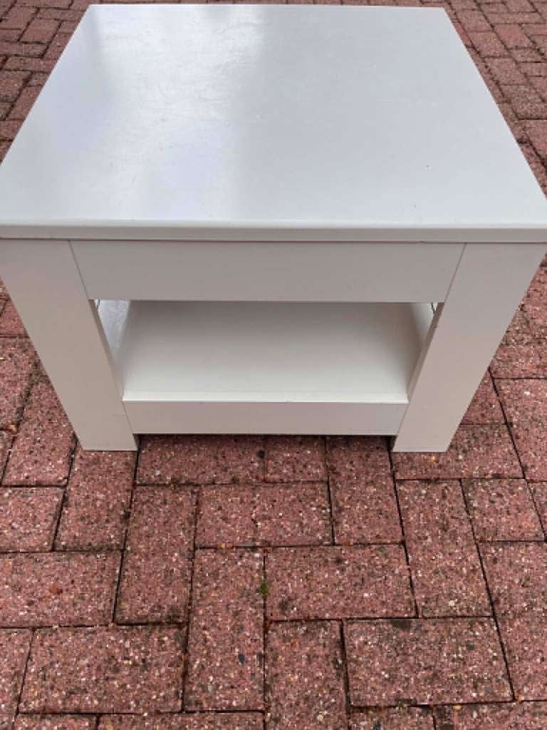 Wit laag tafeltje compact en handig, Huis en Inrichting, Tafels | Bijzettafels, Gebruikt, Vierkant, 55 tot 75 cm, Zie de foto's