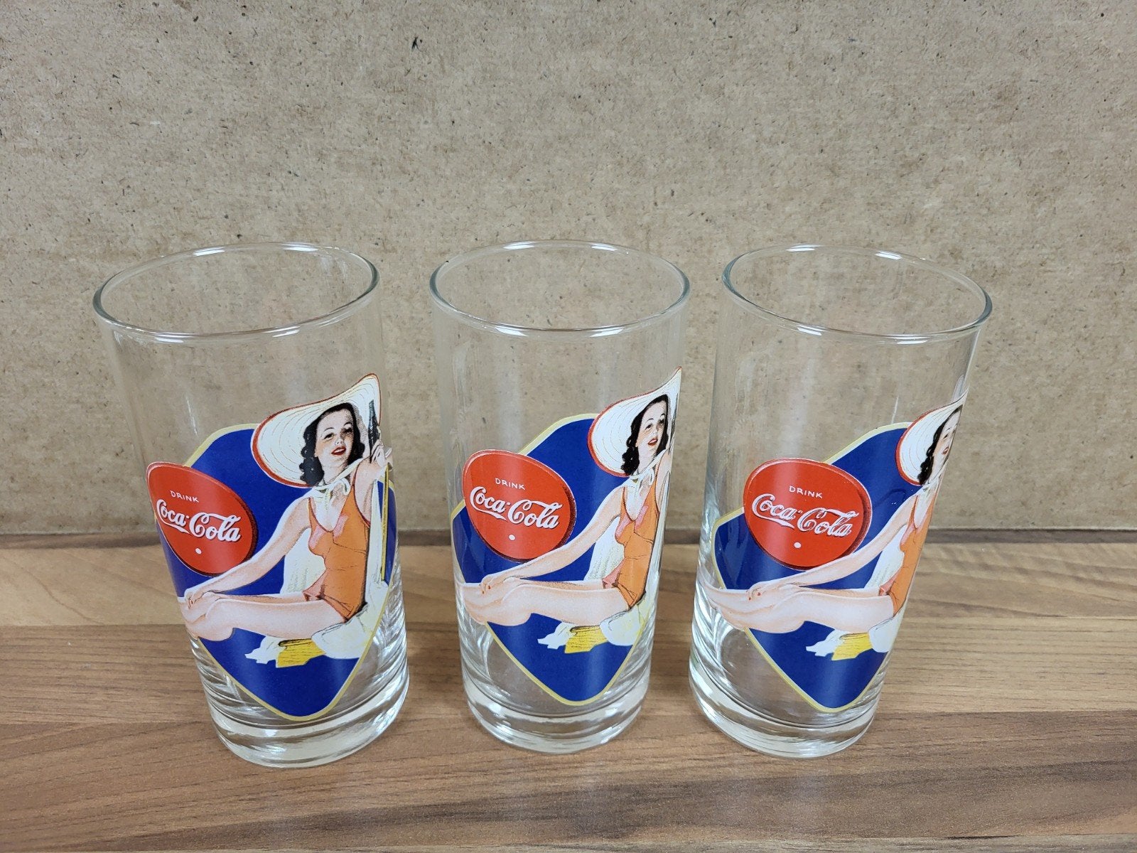 Set van 3 vintage Coca-Cola glazen met pin-up design, Ophalen of Verzenden, Gebruikt