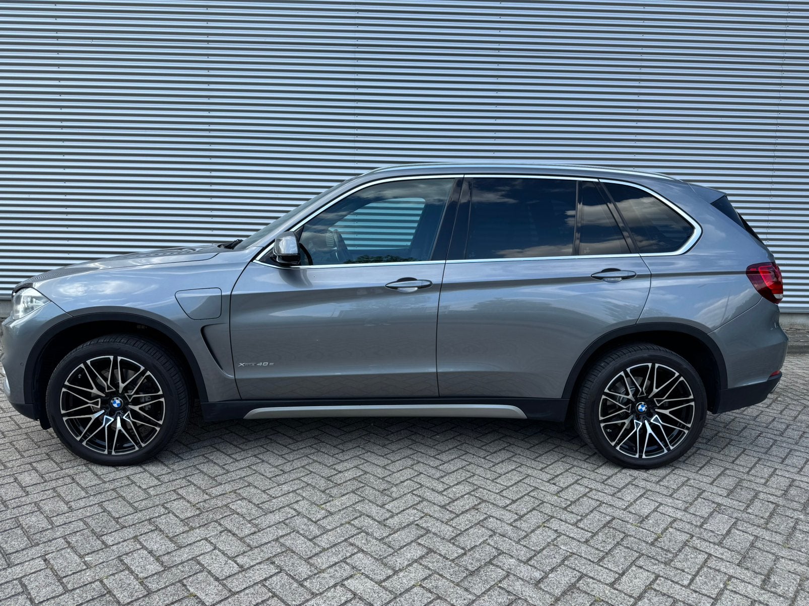 BMW X5 Xdrive 40E Plug-in Hybr Aut8 2015 Grijs, Auto's, X5, 4 cilinders, Bruin, Vierwielaandrijving