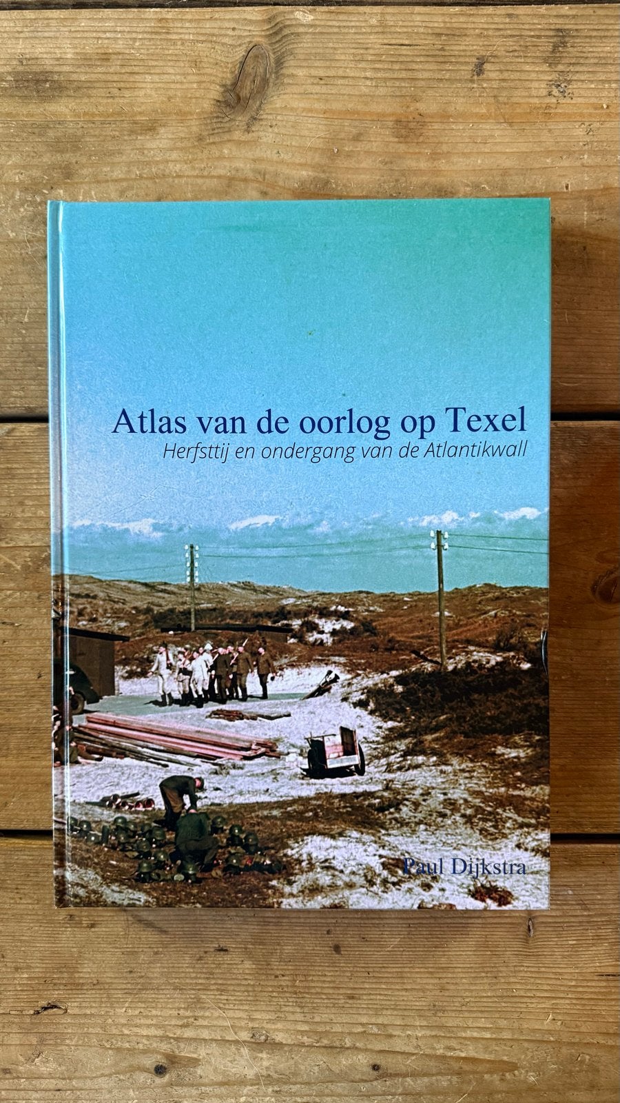 Gesigneerd Atlas van de oorlog op Texel van Paul Dijkstra, Tweede Wereldoorlog, Ophalen of Verzenden, Zo goed als nieuw, Overige onderwerpen