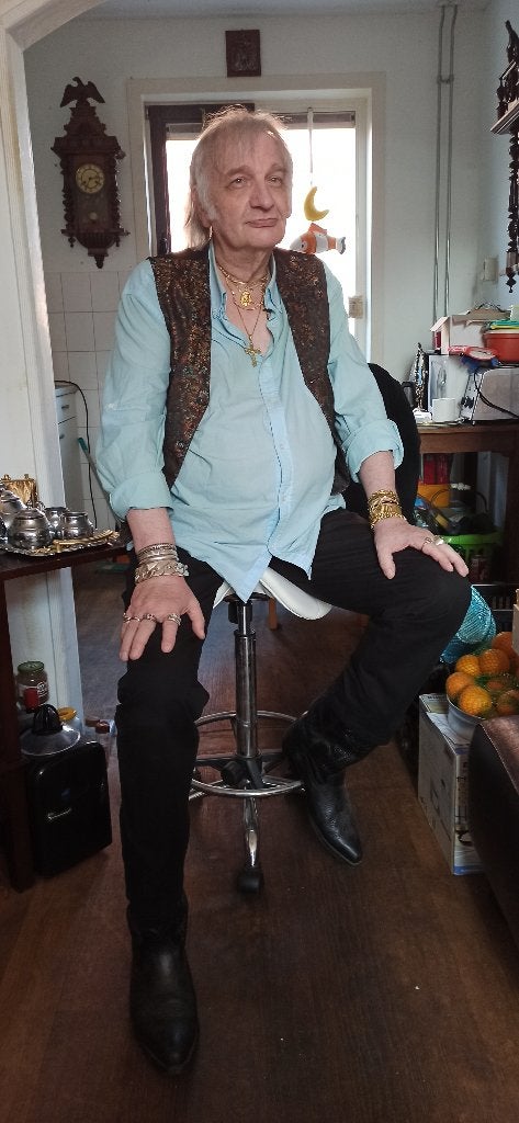 man zoekt een oudere vrouw., Contacten en Berichten