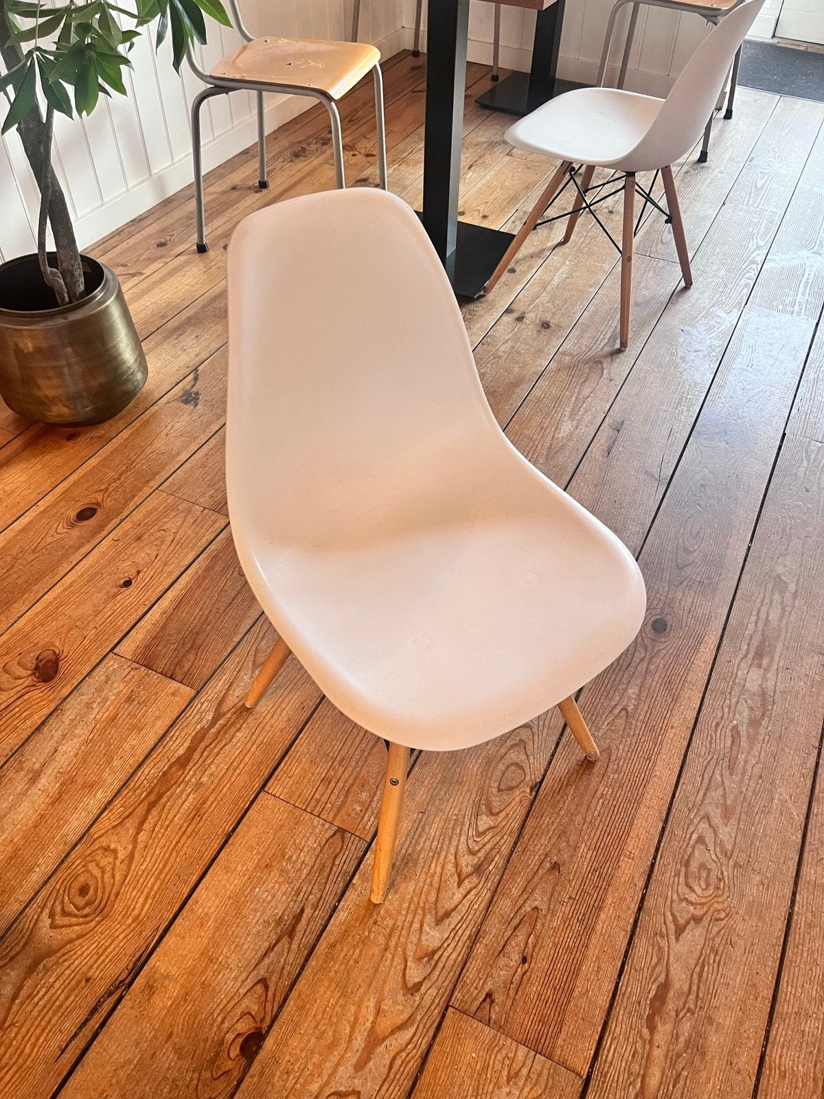 7x Stijlvolle Eames DSW stoel - Wit met houten poten, Ophalen, Kunststof, Wit, Zo goed als nieuw