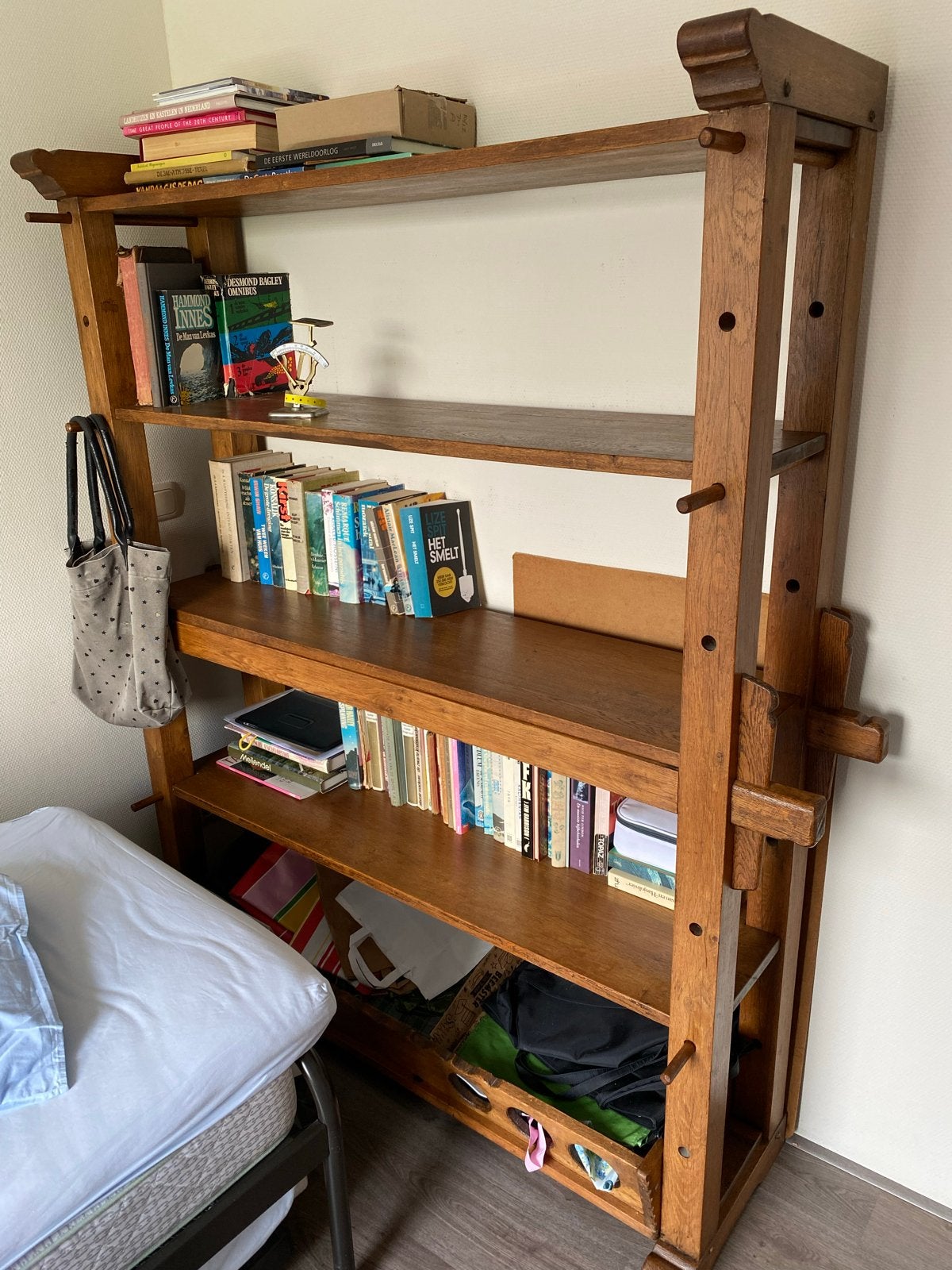 Kaaskast / Boekenkast van massief hout, Ophalen, Met plank(en), Gebruikt, 100 tot 150 cm