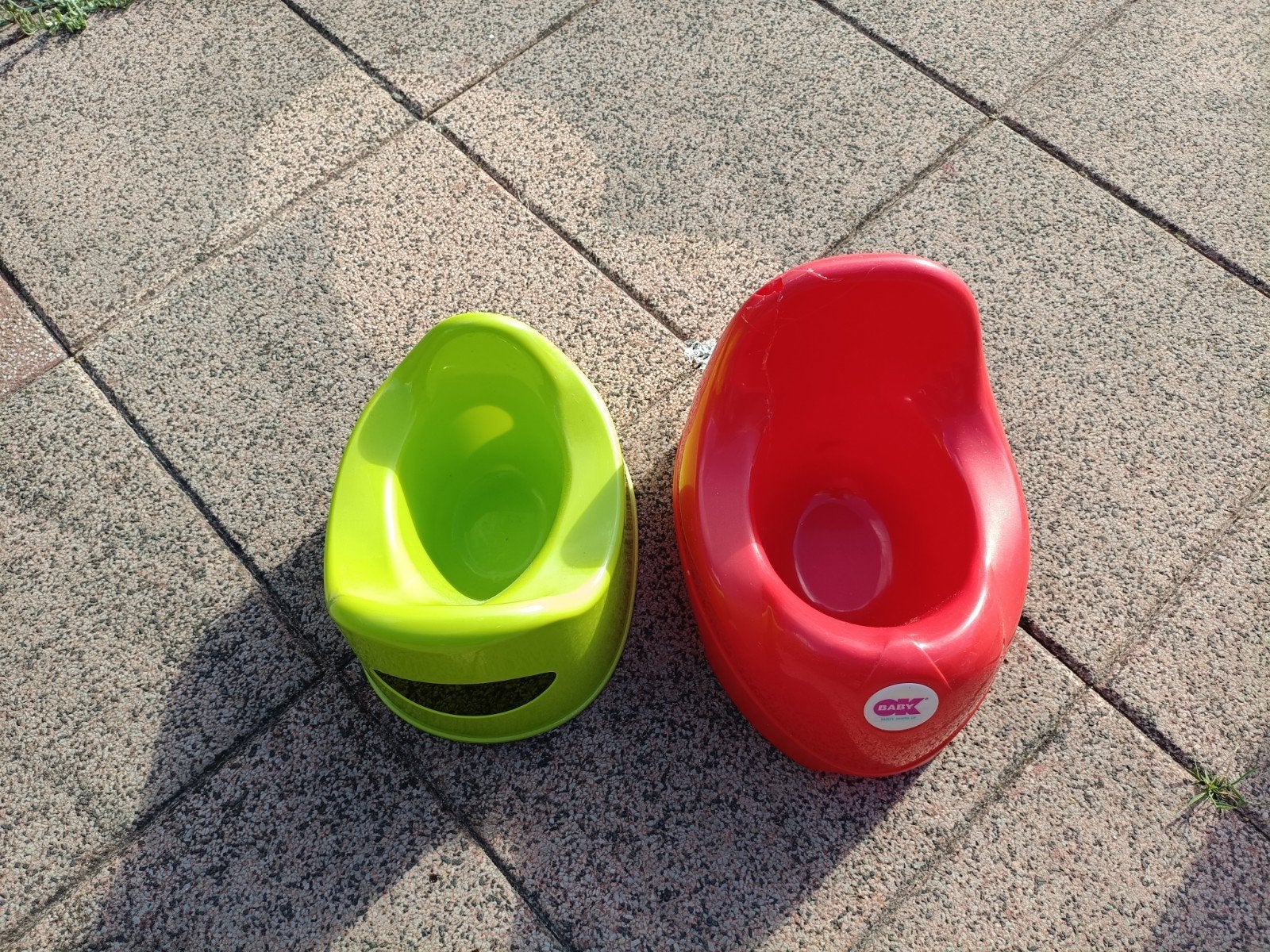 2 kinderpotjes - rood en groen GRATIS, Ophalen, Gebruikt