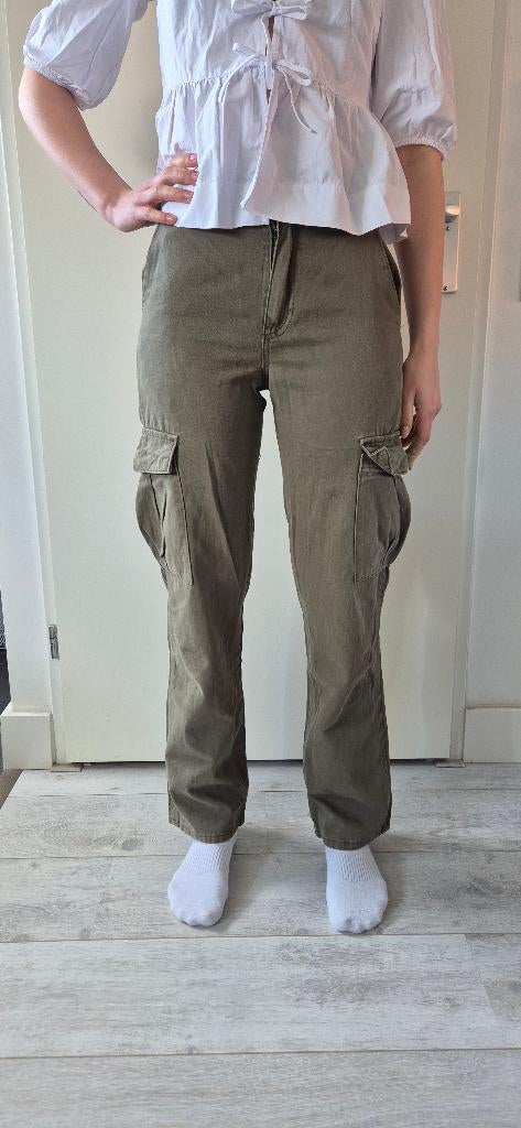 Groene dames Cargo spijkerbroek van Pull & Bear | Maat 34, Overige kleuren, Nieuw, Ophalen of Verzenden, W27 (confectie 34) of kleiner