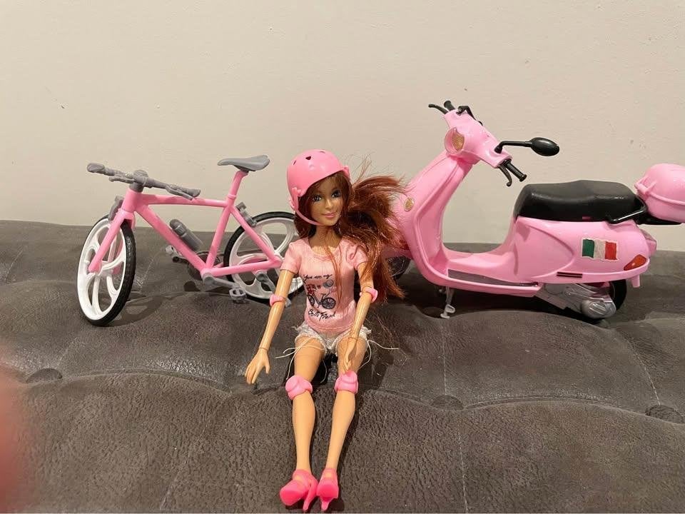 Barbie inclusief fiets en scooter, Ophalen of Verzenden, Gebruikt, Barbie