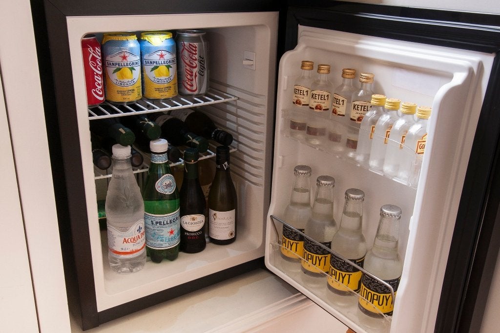 Compacte Minibar - Ideaal voor hotelkamers of kleine ruimtes, Ophalen, Zonder vriesvak, Nieuw, Minder dan 75 liter
