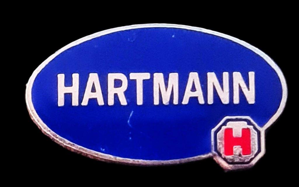 Hartmann Group pin, Verzamelen, Verzenden, Nieuw, Merk, Speldje of Pin