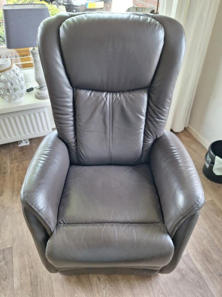 Leren relaxfauteuil sta op stoel met elektrische verstelling, Gebruikt, Modern, Comfort, Ophalen of Verzenden, 75 tot 100 cm