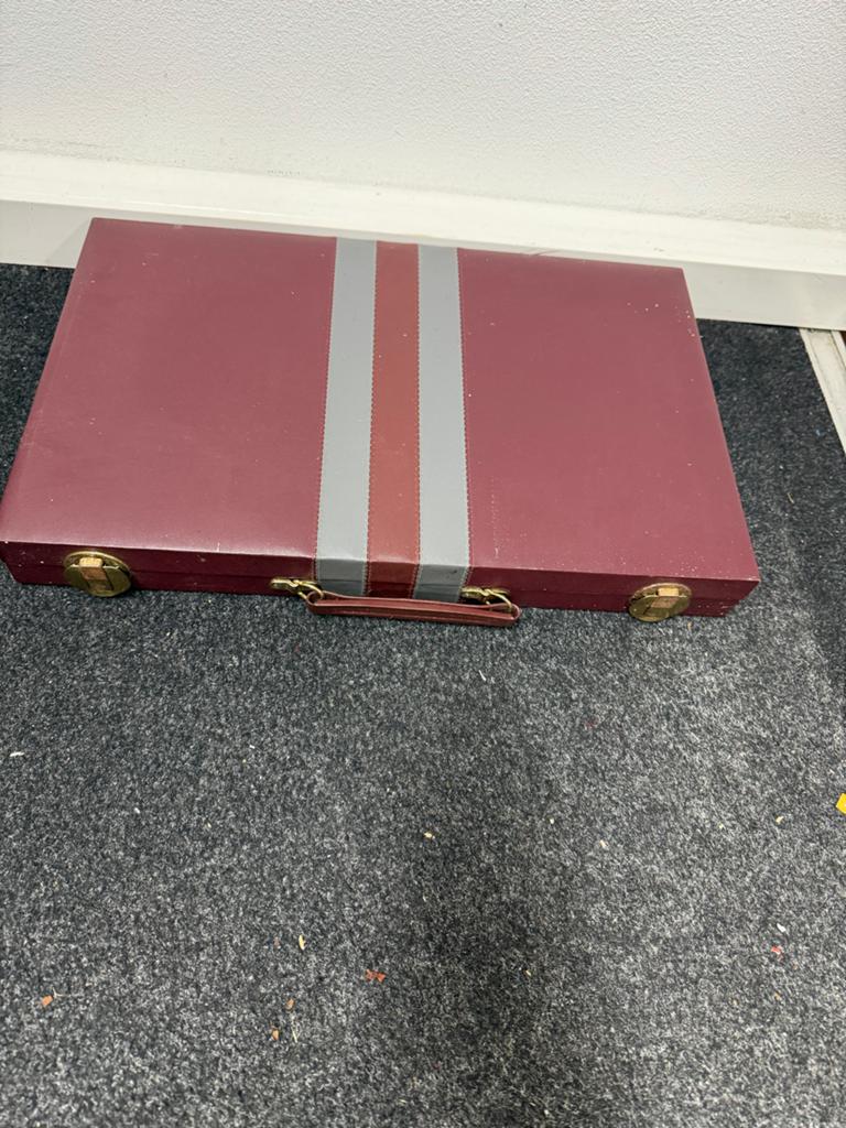 Backgammon spel in luxe koffer - Compleet en draagbaar, Hobby en Vrije tijd, Gezelschapsspellen | Bordspellen, Gebruikt, Een of twee spelers