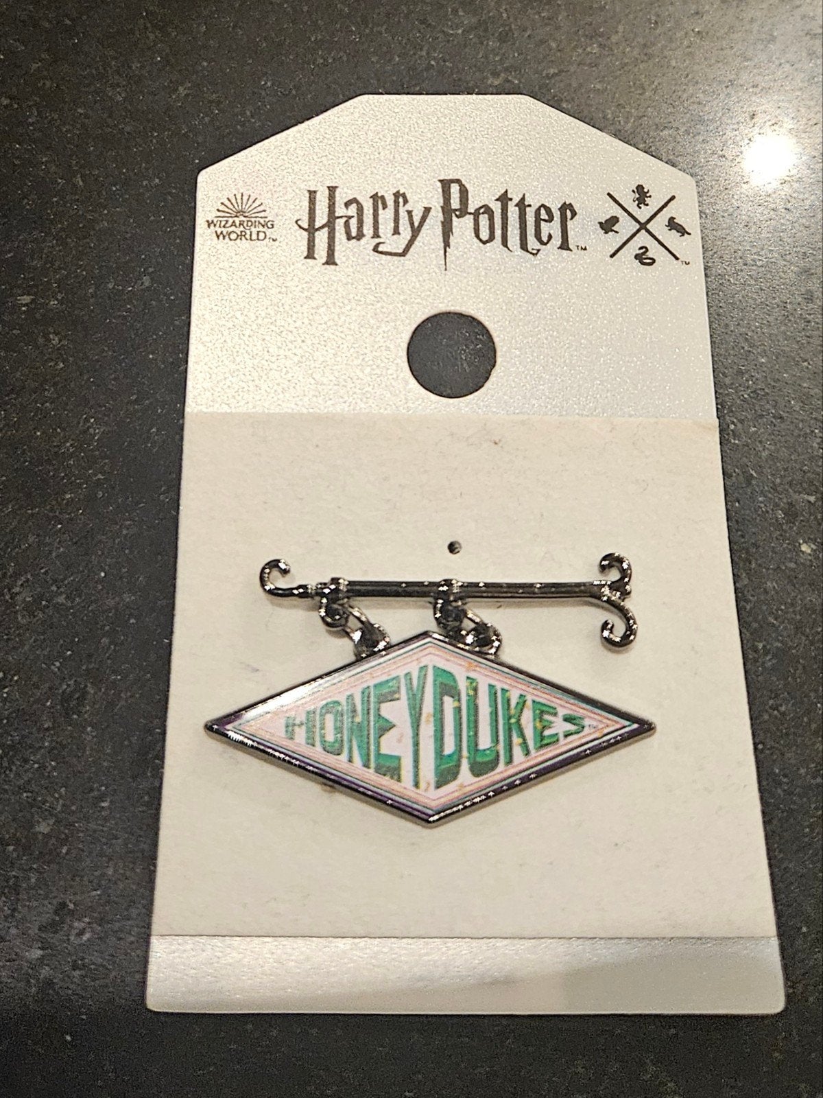Harry Potter Hogsmeade Honeydukes Emaille Pin, Verzamelen, Ophalen of Verzenden, Nieuw, Overige typen