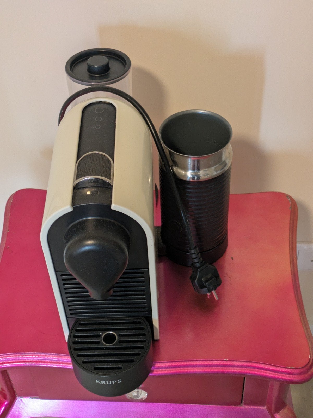 Wit Nespresso koffiezetapparaat met melkopschuimer, Ophalen, Gebruikt, 3 snelheden of meer