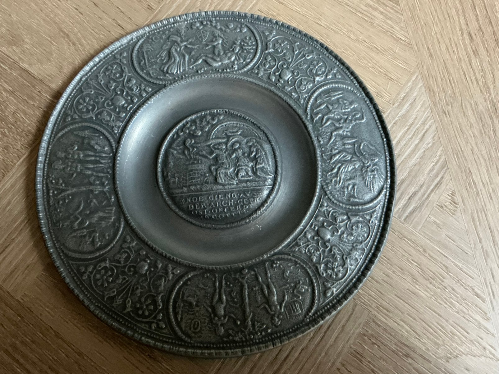 Tin,tinnen relief bord ,tinnen bord, Ophalen of Verzenden