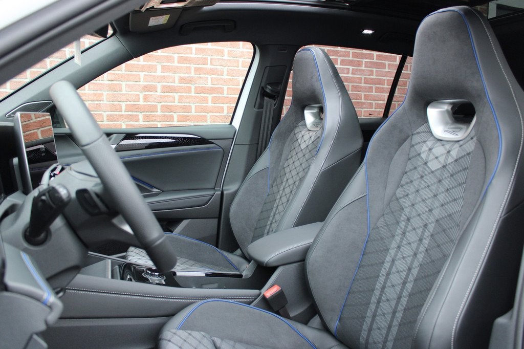 Volkswagen Tiguan 1.5 eHybrid 272PK R-Line Edition |HARMANN-, Auto's, Volkswagen, Zwart, 4 cilinders, 2000 kg, Wit