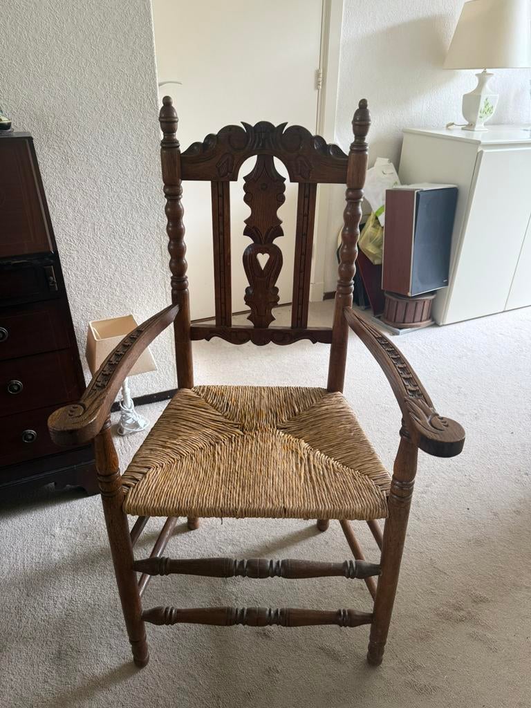 Antieke houten stoel met biezen zitting, Ophalen