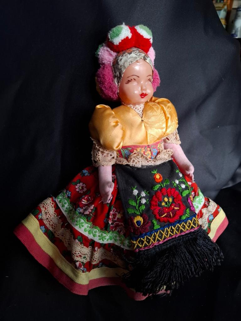 Vintage Hongaarse Matyó klederdrachtpop 30 cm, Verzamelen, Poppen, Pop, Ophalen of Verzenden