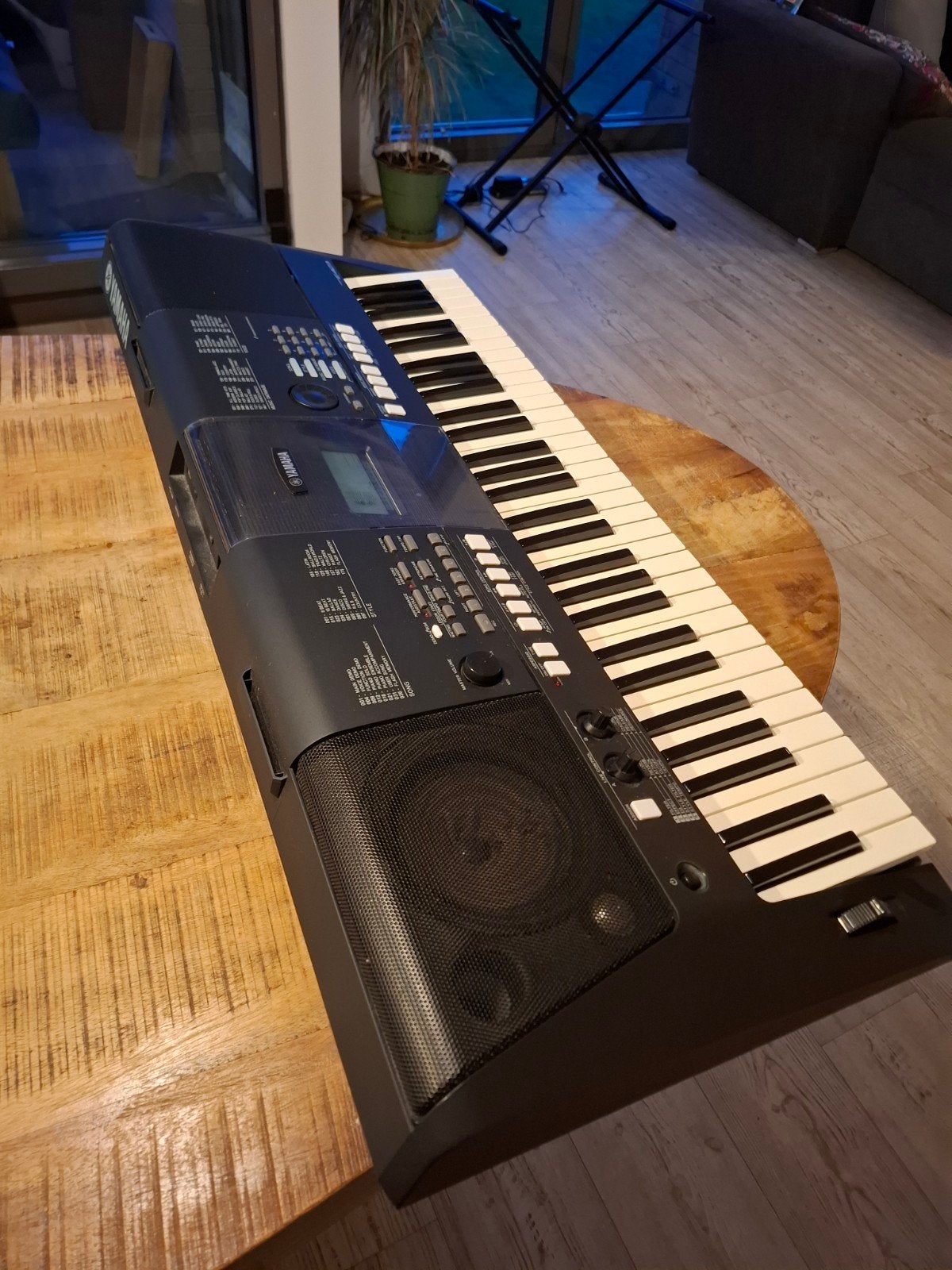 Foto 9 van Yamaha PSR-E423 keyboard met standaard en voeding