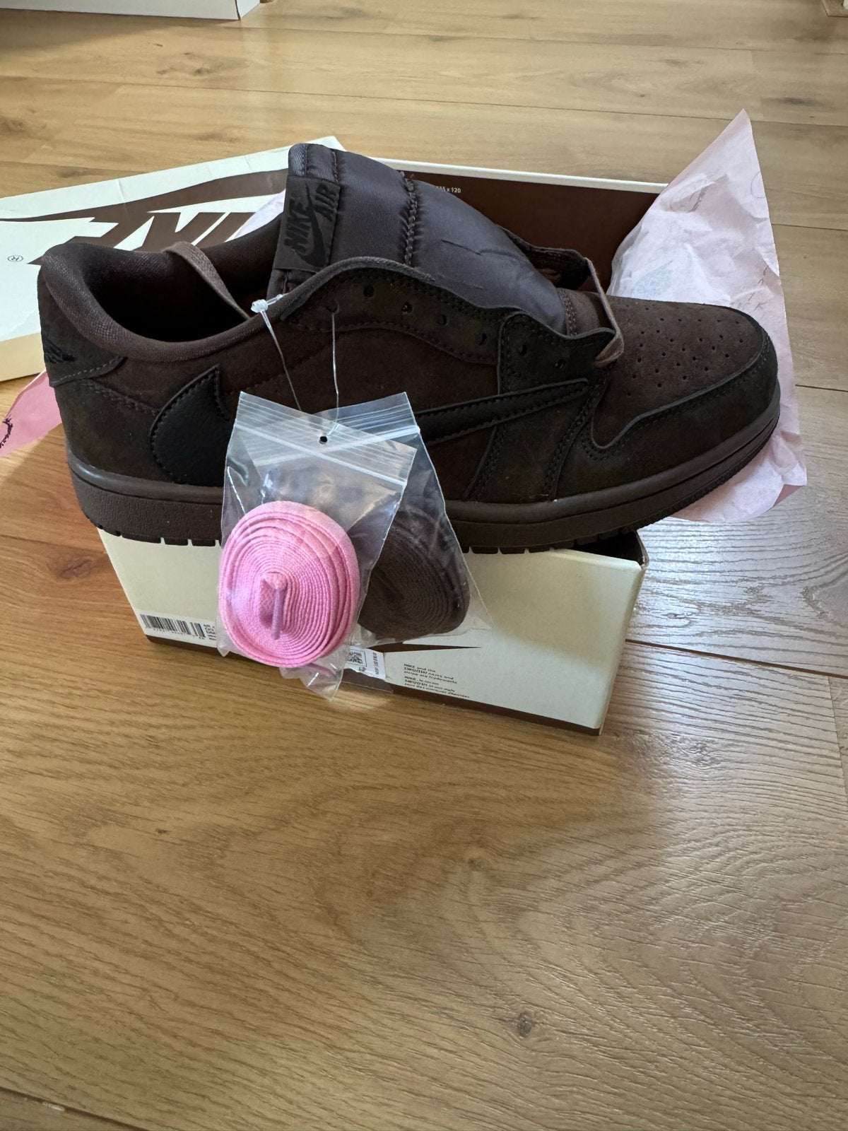 Nike Air Jordan 1 Low Travis velvet brown, Ophalen of Verzenden, Nieuw, Bruin, Sneakers of Gympen