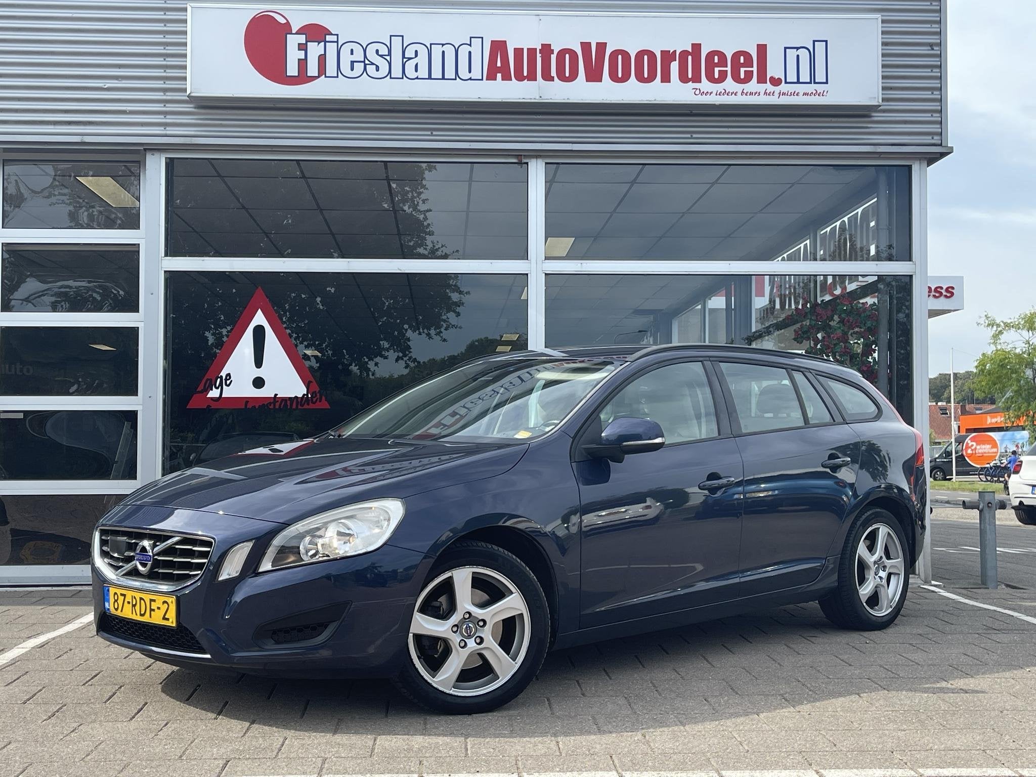 Volvo V60 2.0 D3 Kinetic /Automaat/Cruise/Clima/BLIS/Distr., Auto's, Euro 5, Stof, Gebruikt, 163 pk