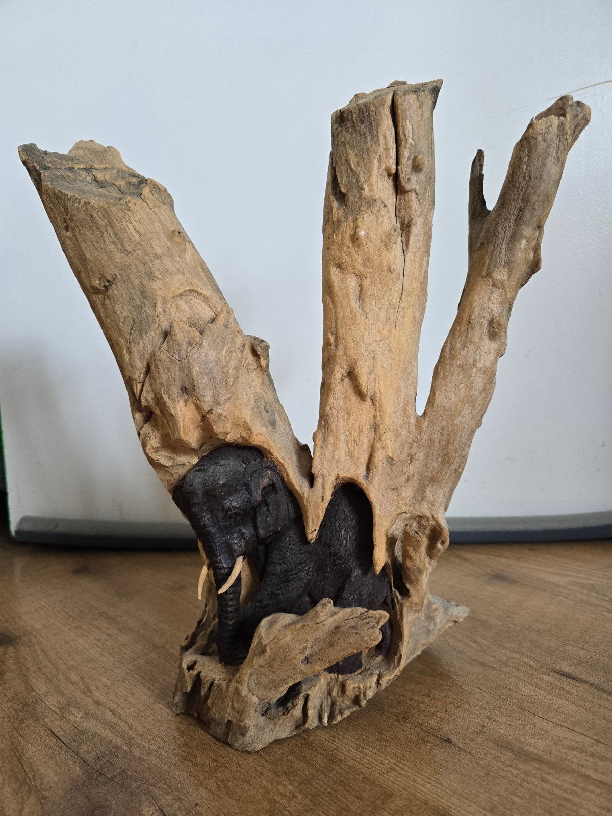 Handgesneden houten olifant in boomstronk - 39 cm, Antiek en Kunst, Houtsnijwerk, Ophalen of Verzenden, 20 - 50 cm, Hout