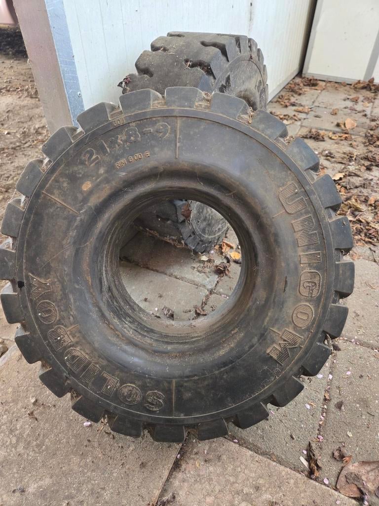 2x Massieve banden 21x8-9 voor heftruck/shovel, Auto-onderdelen, Banden en Velgen, Overig, Overige, Gebruikt, Overige