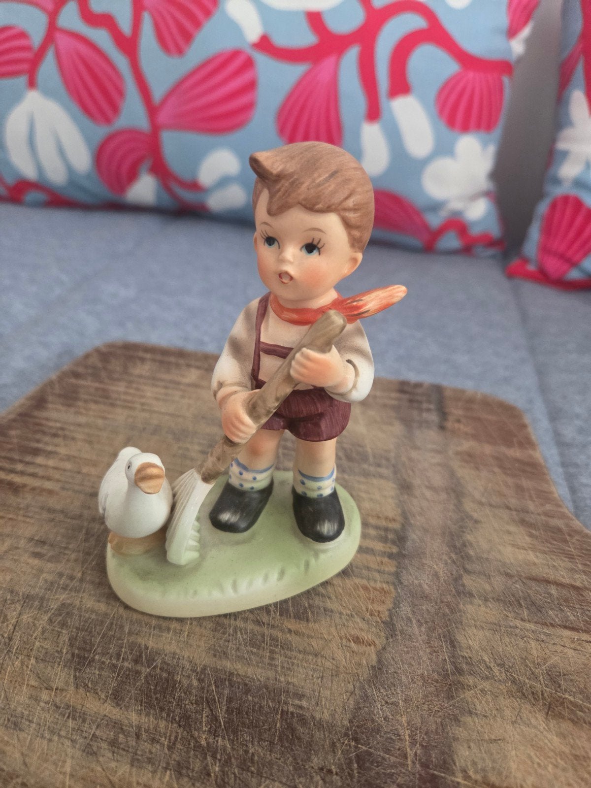 Vintage Hummel beeldje jongen met gans 11 cm hoog, Verzamelen, Ophalen of Verzenden, Zo goed als nieuw, Hummel