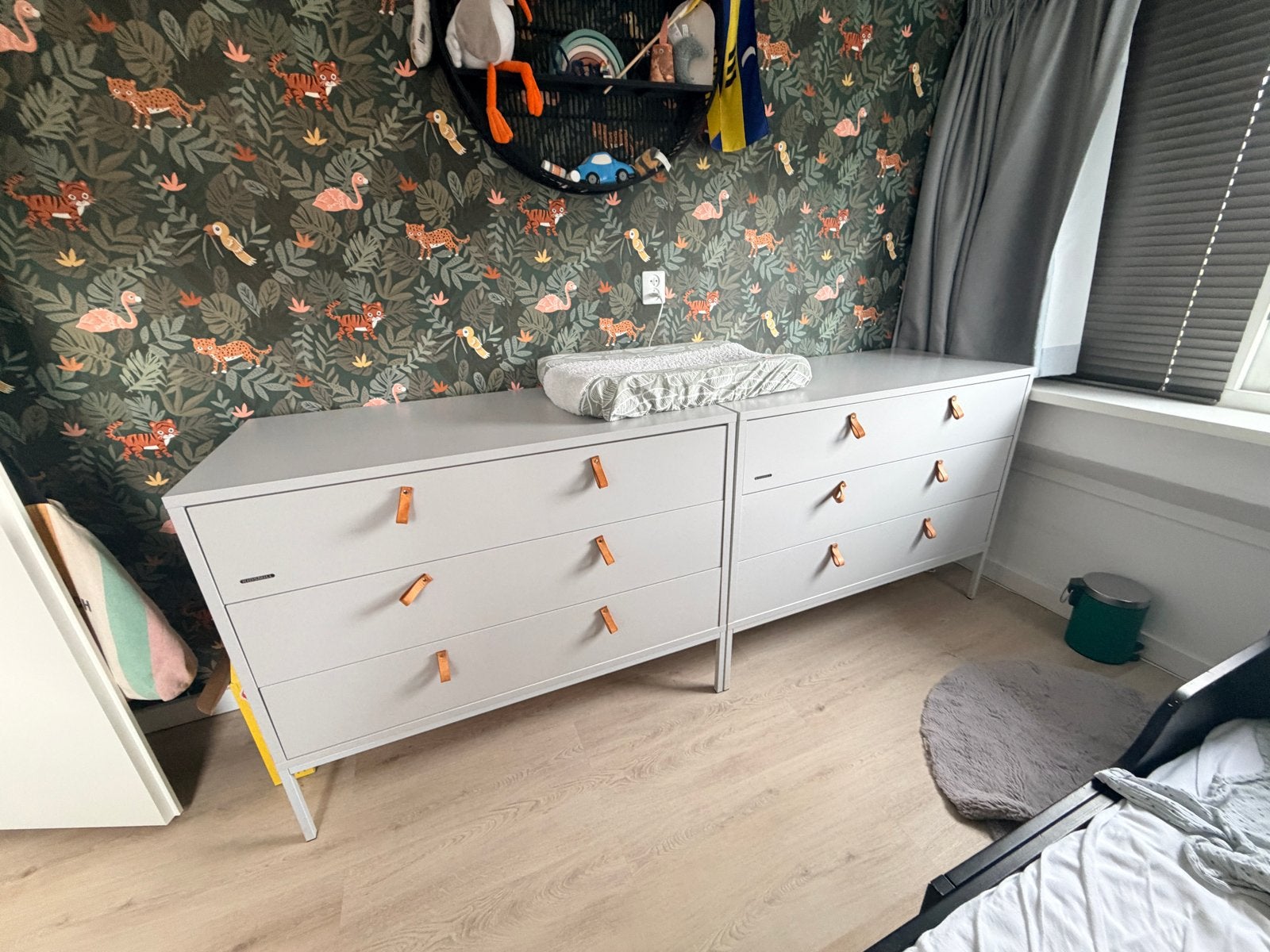 Twee Kidsmill Commodes - Grijs met Leren Handgrepen, Kinderen en Baby's, Kinderkamer | Commodes en Kasten, Ophalen, 50 tot 70 cm