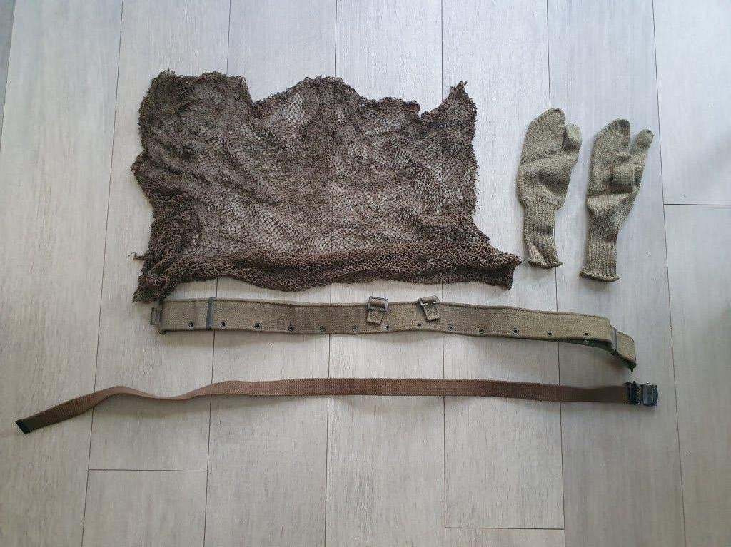 Militair uitrusting: camouflage net, handschoenen en riemen, Verzamelen, Ophalen of Verzenden, Landmacht, Nederland, Kleding of Schoenen