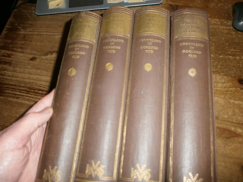 onderdrukking en verzet 4 delen compleet 1000+afb, Boeken, Ophalen of Verzenden, Tweede Wereldoorlog, Zo goed als nieuw, Overige onderwerpen