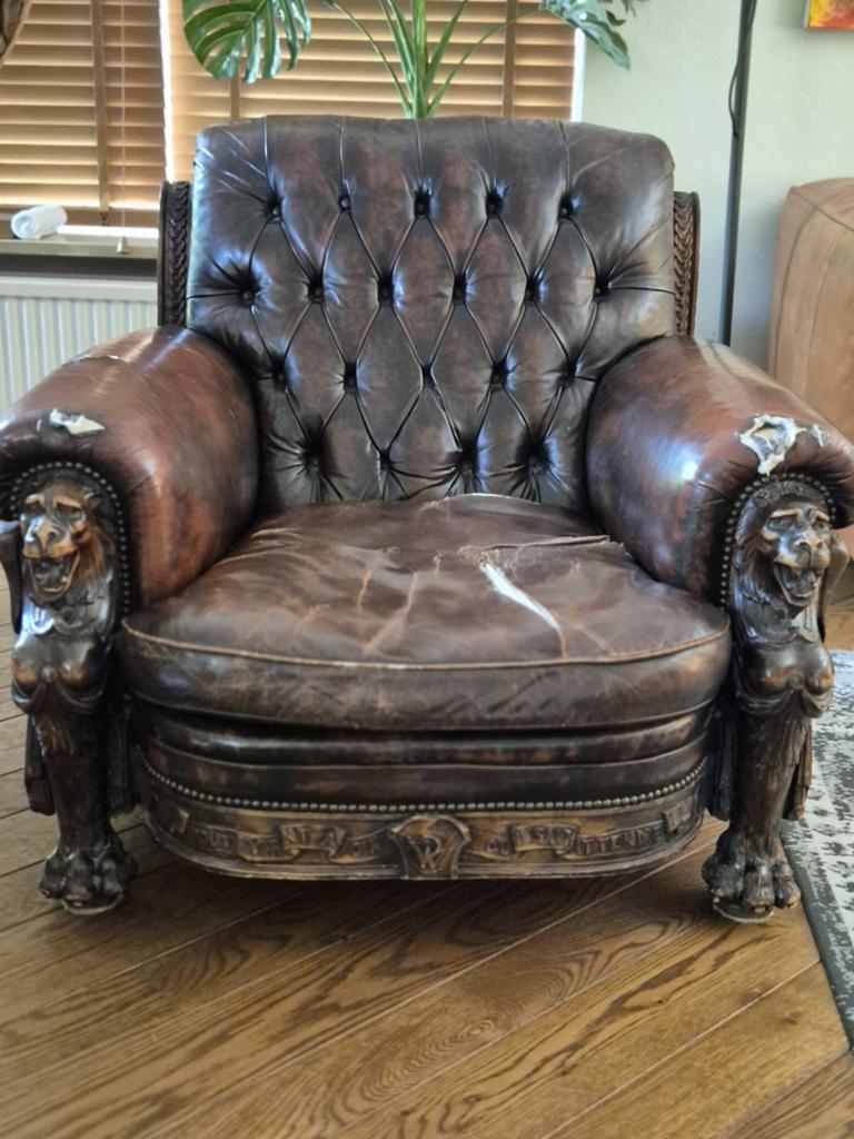 Unieke Engelse Lord Chesterfield stoel met leeuwenkoppen, Antiek en Kunst, Ophalen