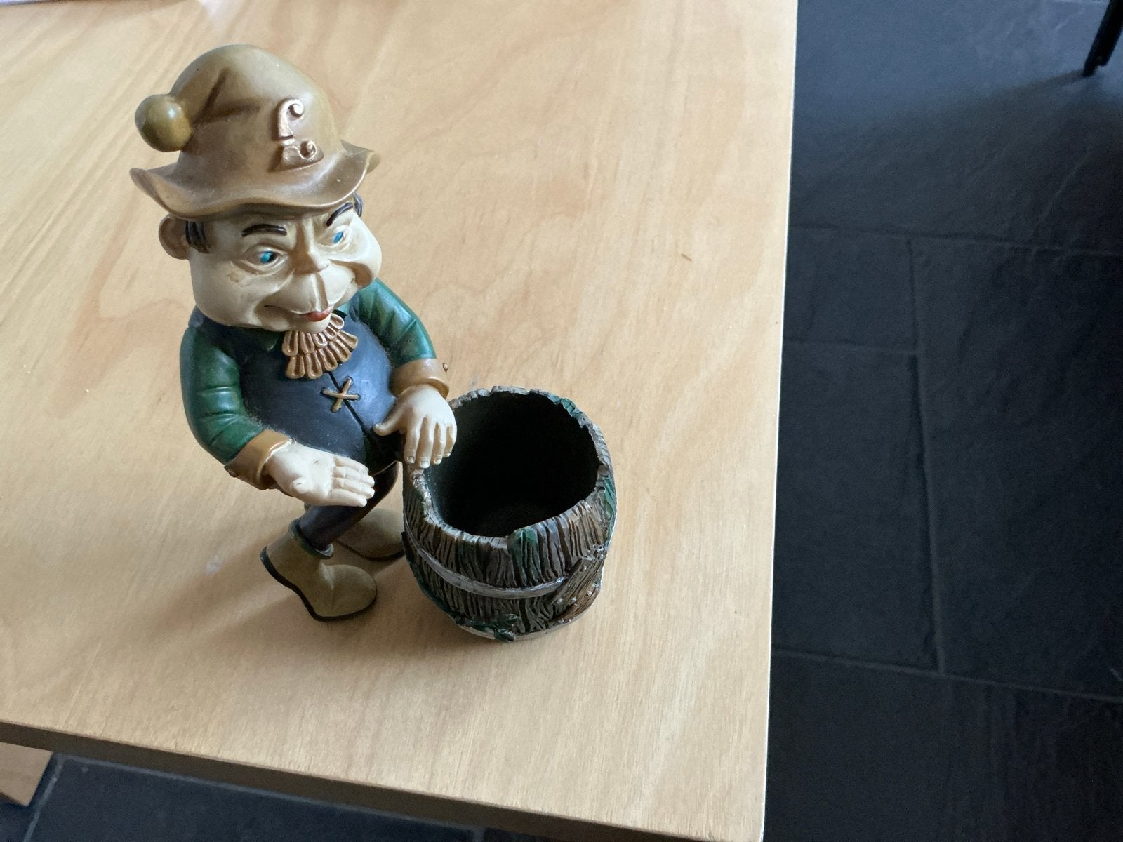 Vintage beeldje kabouter met ton - The Loyal Subjects, Ophalen of Verzenden, Gebruikt