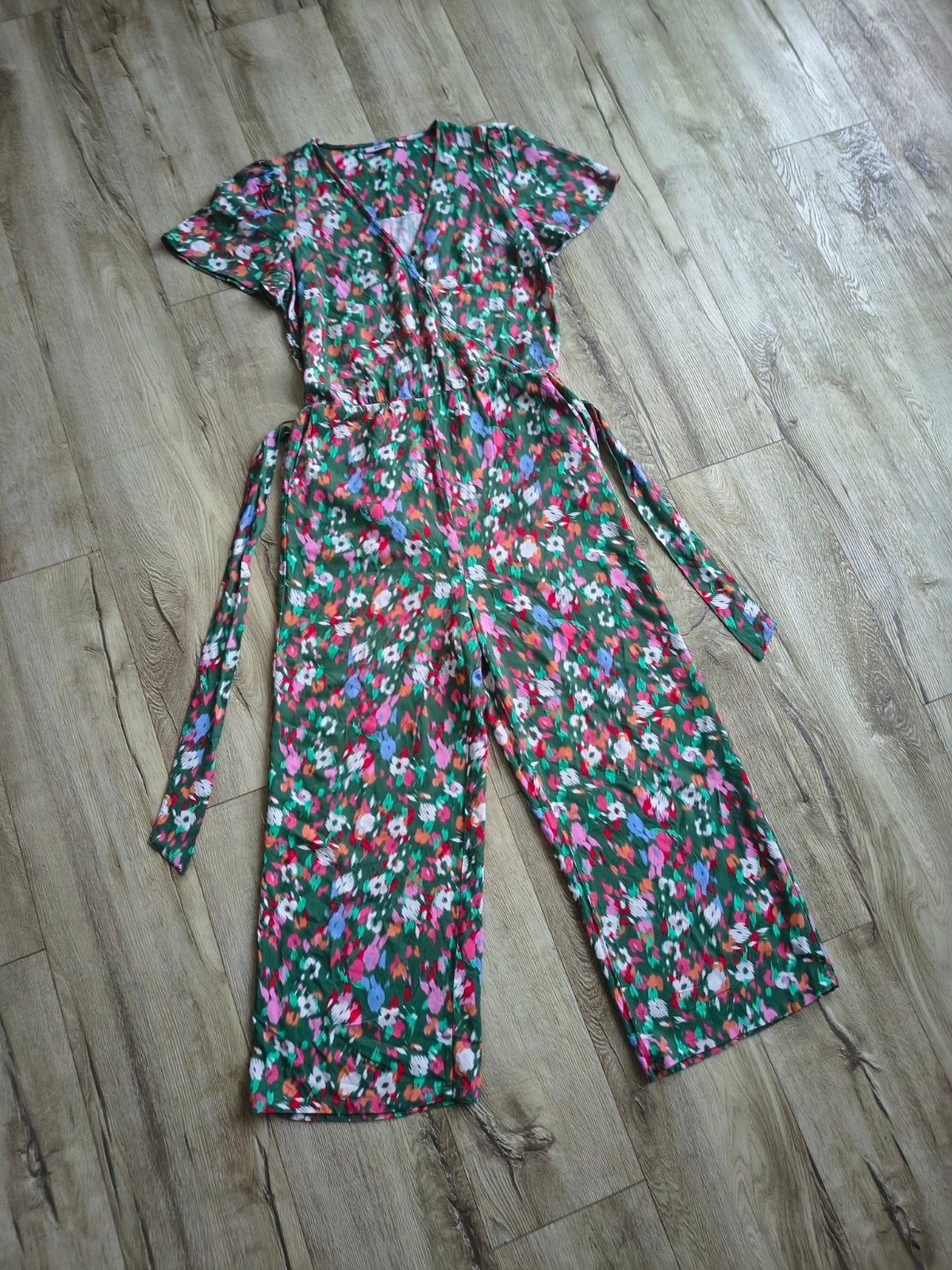Prachtige groene jumpsuit met gekleurde bloemen van WE, M., Kleding | Dames, Jumpsuits, Maat 38/40 (M), WE, Onb, Ophalen of Verzenden