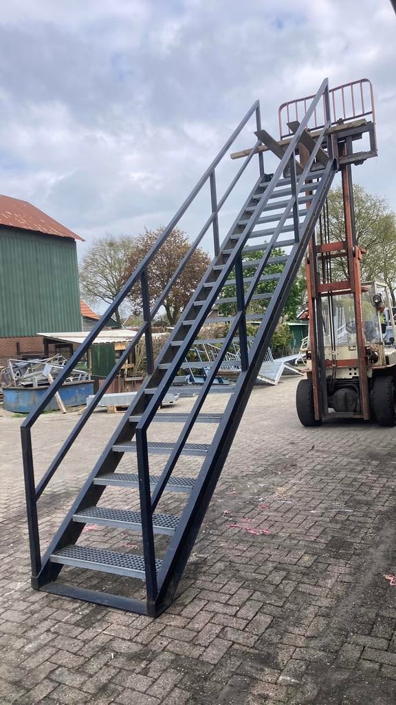 Stalen trap, Ophalen, Zo goed als nieuw, 2 tot 4 meter