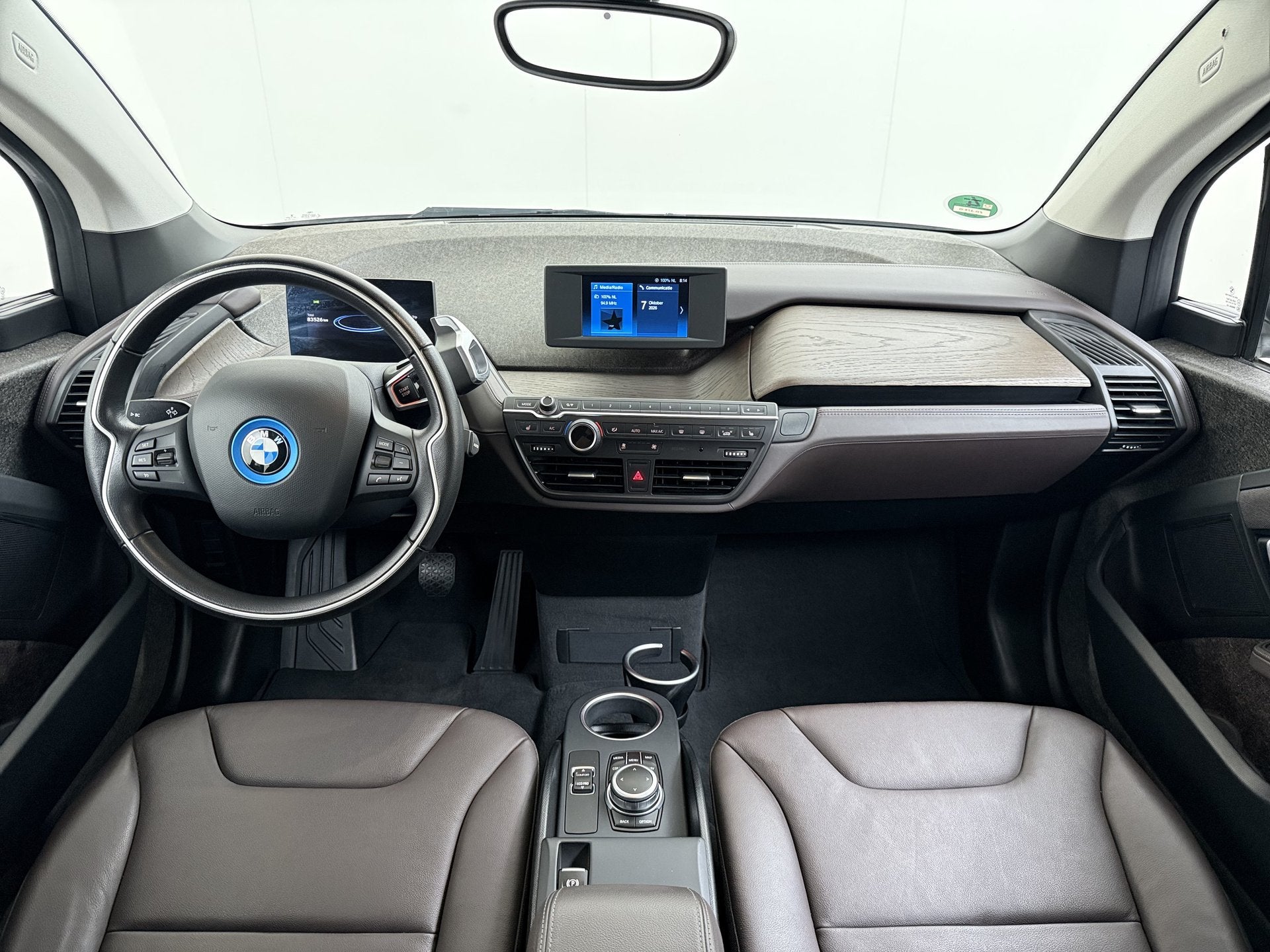 BMW i3 AUT. 170PK 42kWh SOH 95% Warmtepomp Leer+Verwarmd Com, Auto's, Automaat, Dealer onderhouden, Achterwielaandrijving, Zwart