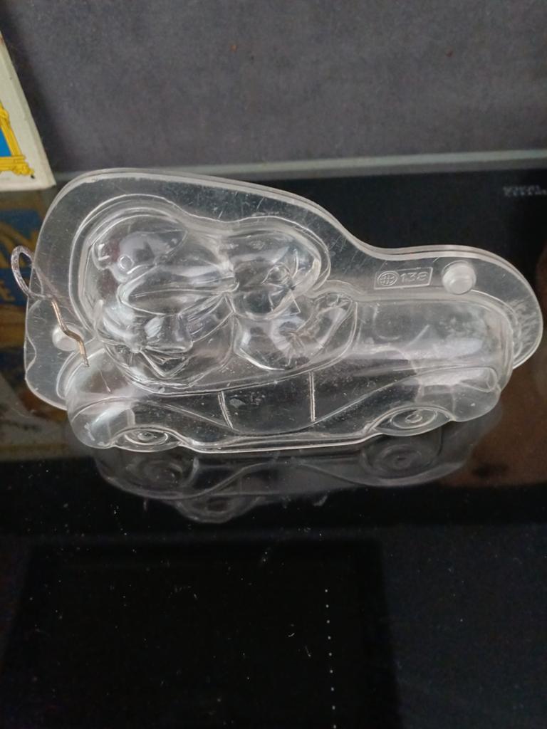 Decoratieve 2-delig plexiglas Chocolademal haas in auto, Antiek en Kunst, Curiosa en Brocante, Verzenden