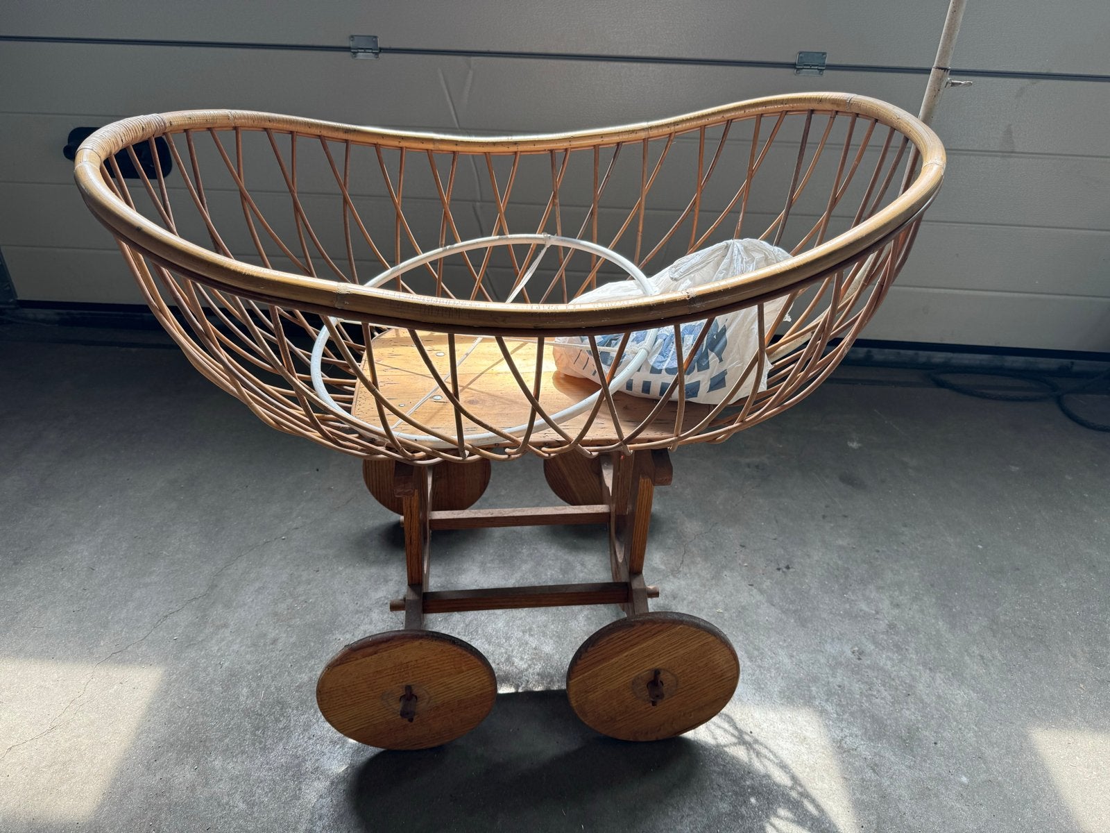 Vintage rotan wiegje met onderstel en hemelstang, Ophalen, Gebruikt, Wieg