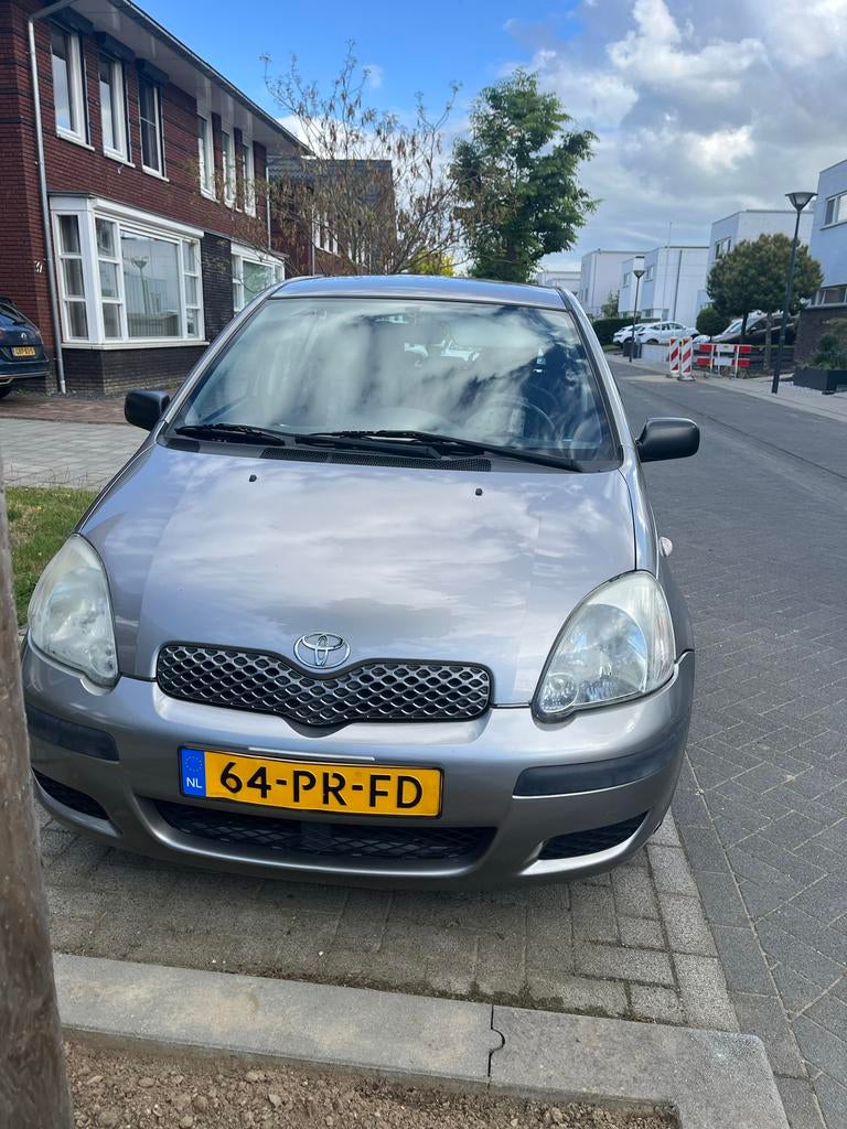 Toyota Yaris 1.0 16V Vvti 5Deurs Grijs, stoelhoezen, Auto's, Toyota, 4 cilinders, 400 kg, Origineel Nederlands, 19 km/l