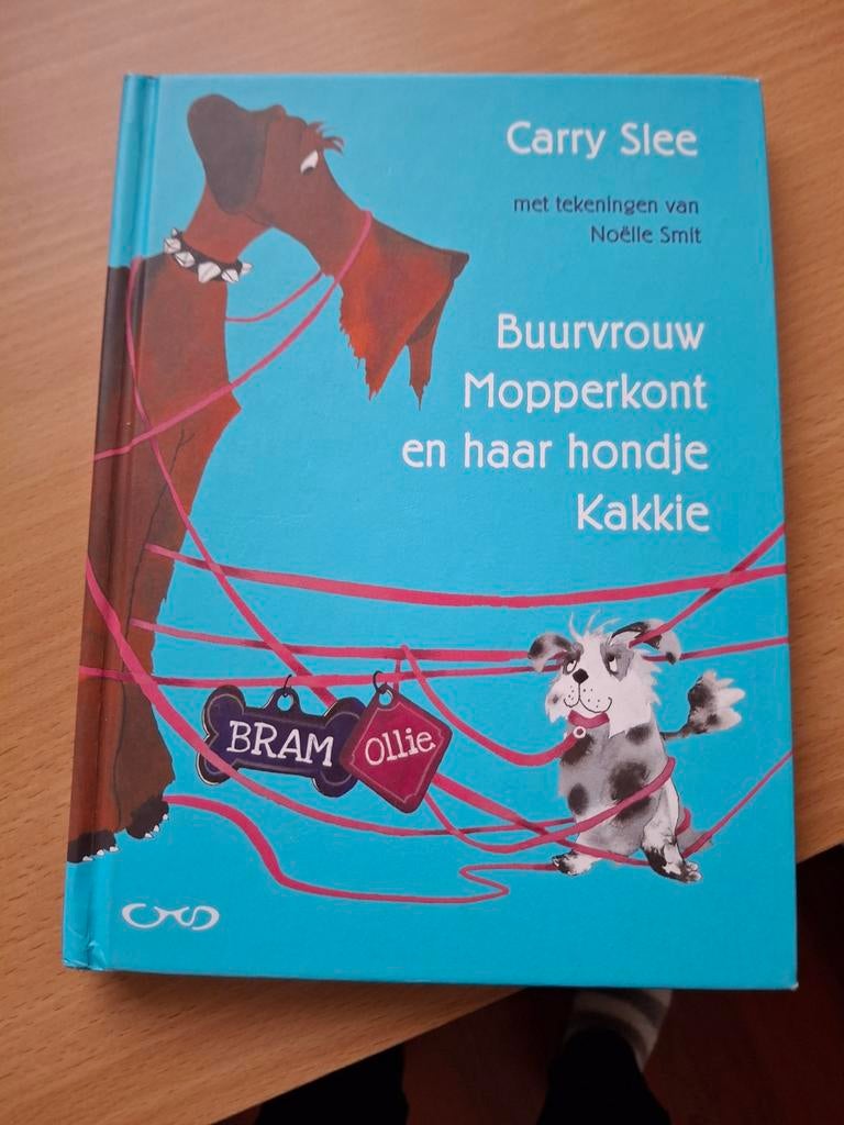 Buurvrouw Mopperkont en haar hondje Kakkie - Carry Slee, Ophalen of Verzenden, Zo goed als nieuw, Carry Slee, Fictie algemeen