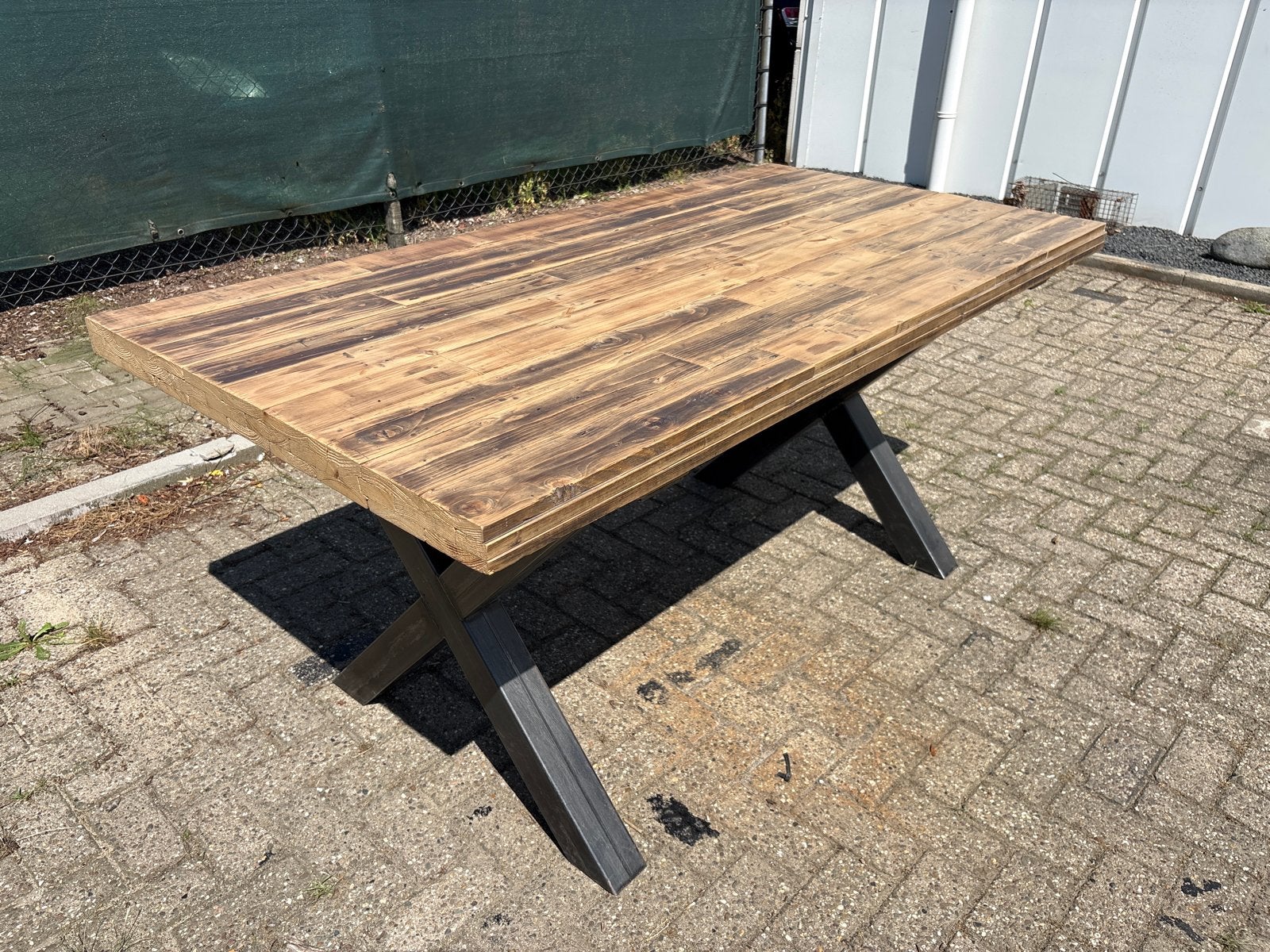 Robuuste eettafel met houten blad en metalen X-poten, Ophalen, 50 tot 100 cm, Zo goed als nieuw, 150 tot 200 cm