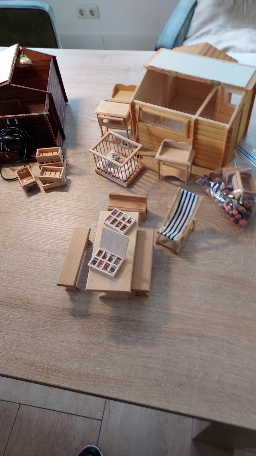 schuurtjes en kistjes en een buitentafel  en box, Verzamelen, Poppenhuizen en Toebehoren, Ophalen of Verzenden, Poppenhuis