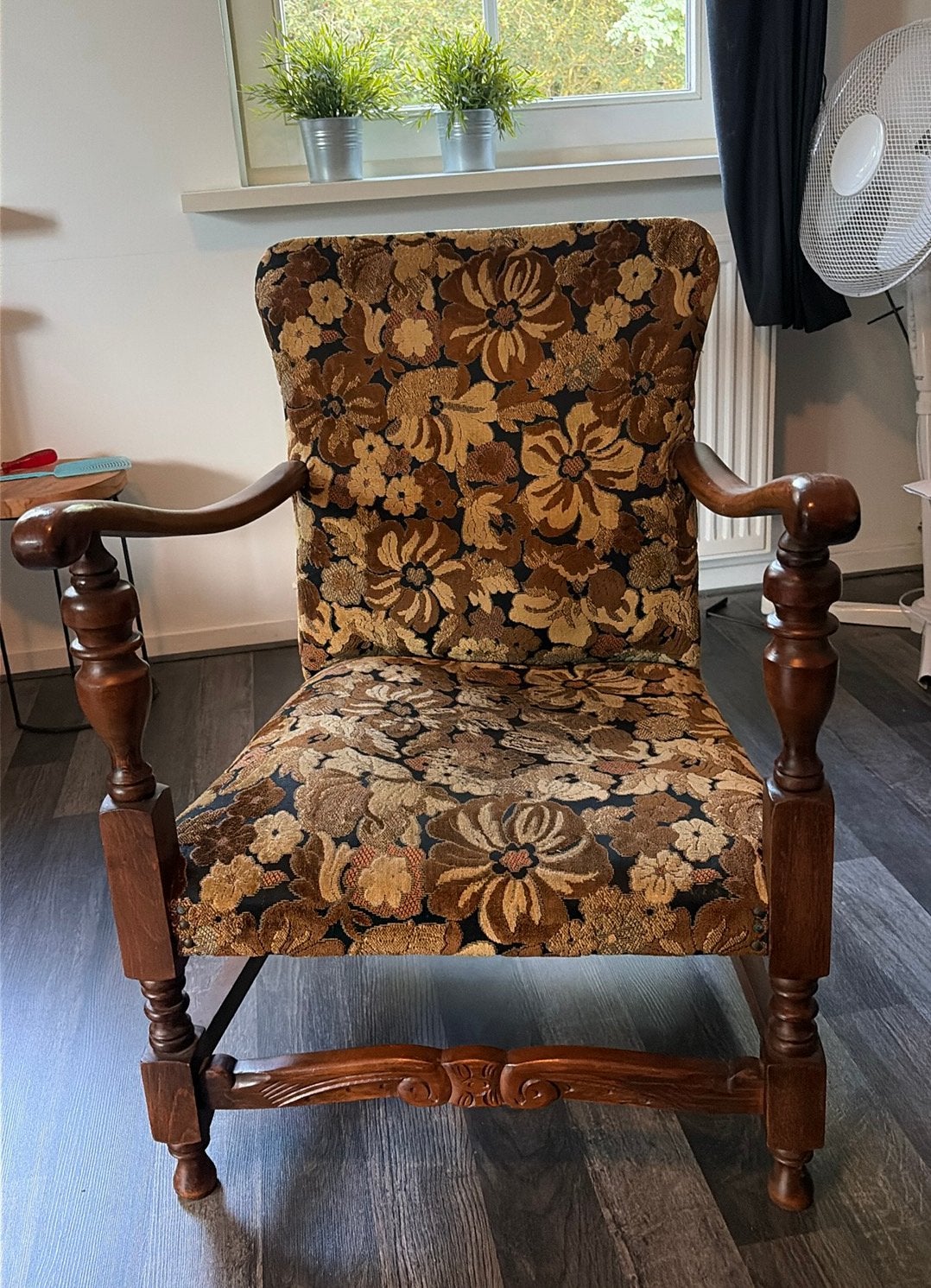 Oude stoel met stoffen bekleding., Ophalen