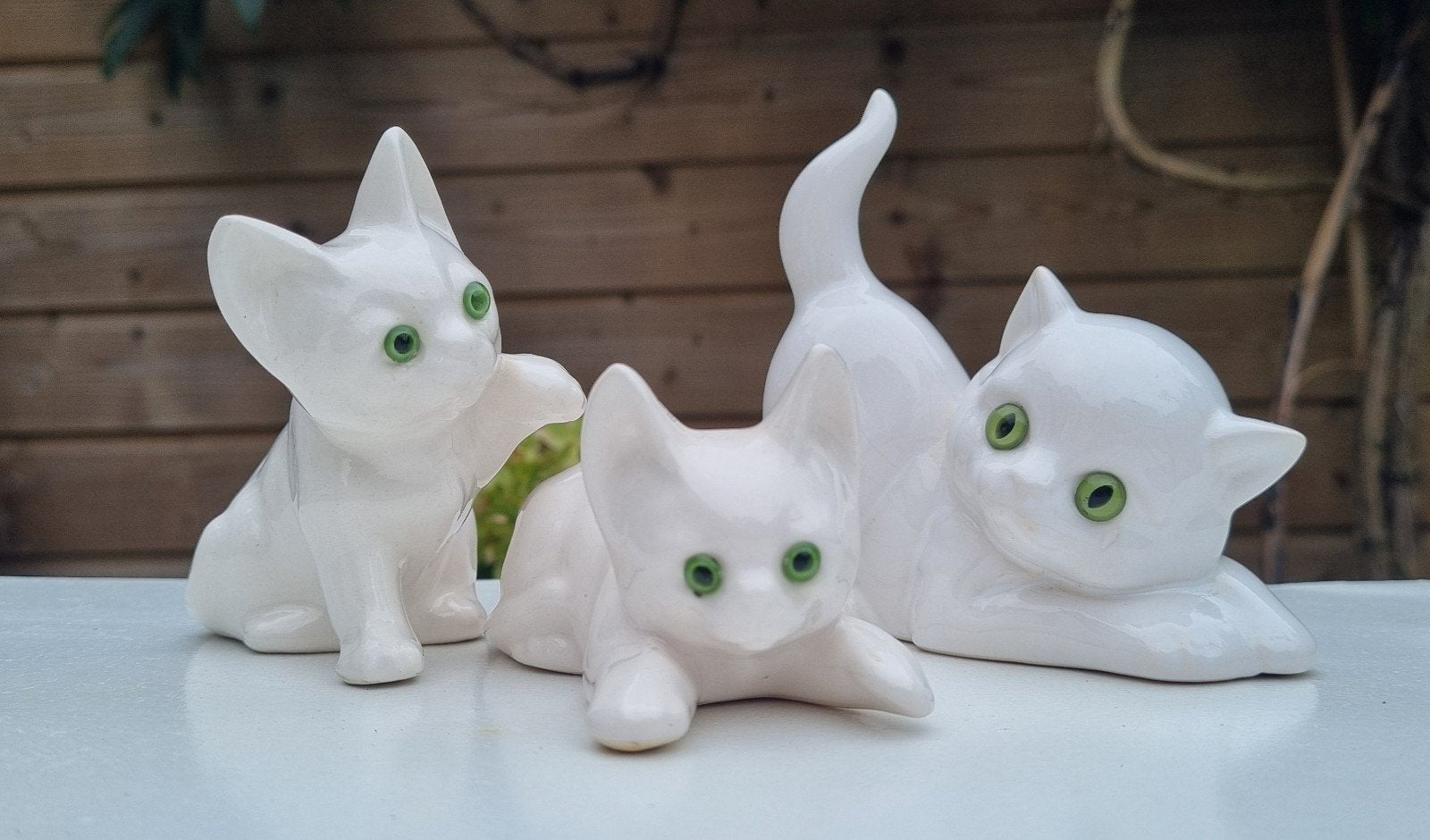 Set van 3 witte keramische kattenbeeldjes met groene ogen, Gebruikt, Ophalen of Verzenden, Modern, Wit