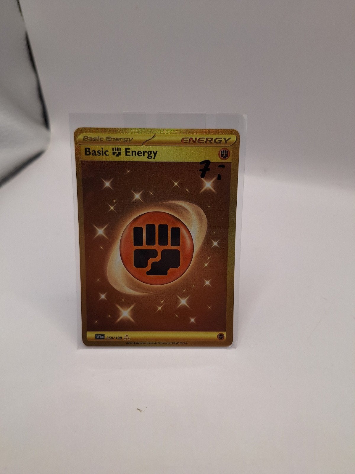 Pokémon Basic Energy Fighting SVI 258/198 Gold Secret Rare, Ophalen of Verzenden, Zo goed als nieuw, Losse kaart