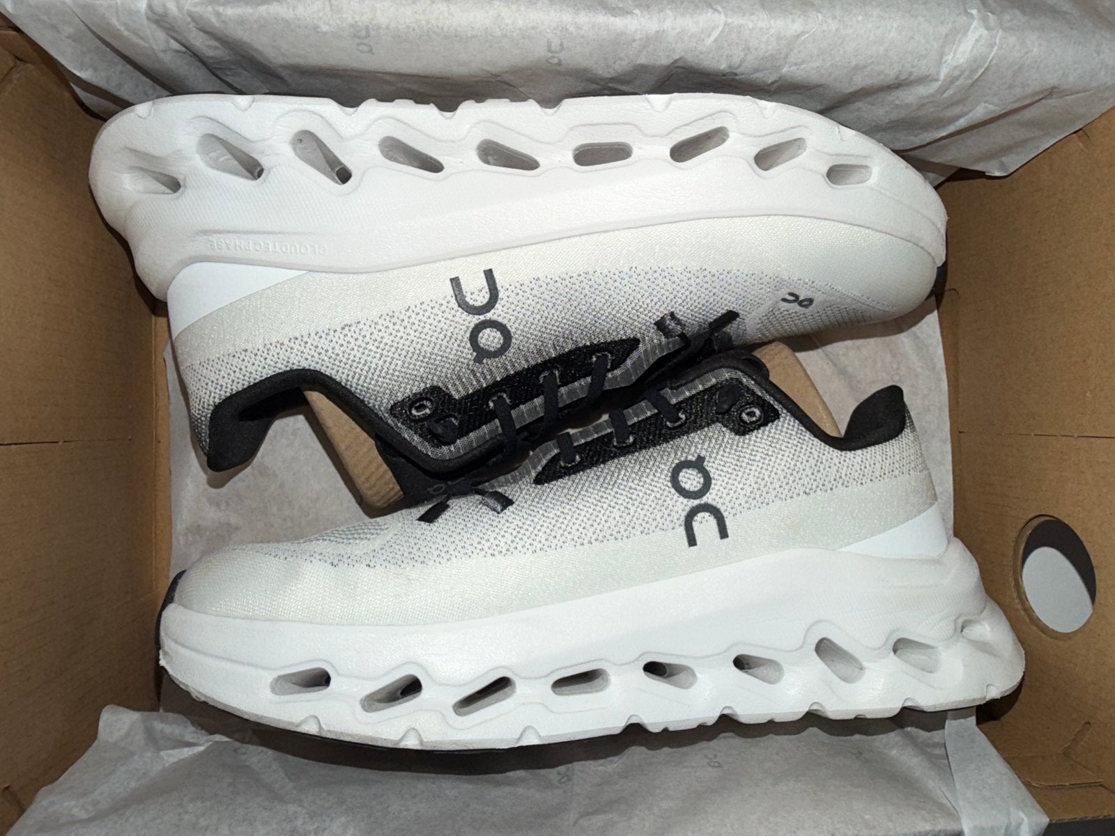 On Cloudtilt hardloopschoenen - Zo goed als nieuw, Ophalen of Verzenden, Zo goed als nieuw, Wit, Sneakers of Gympen