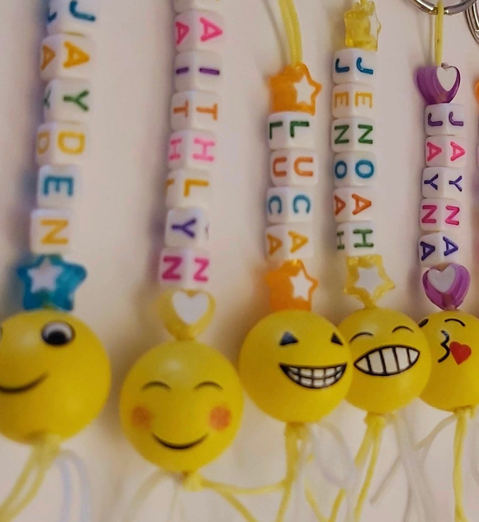 Leuk bij traktatie op de basisschool Emoji hanger met naam, Ophalen of Verzenden, Nieuw, Feestartikel