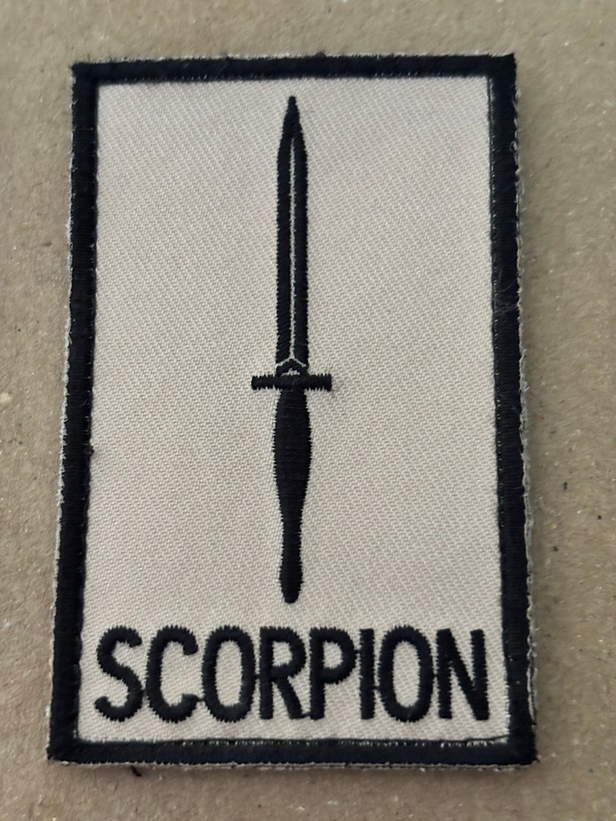 Arm embleem gvt KCT scorpion, Verzamelen, Verzenden, Landmacht, Nederland, Embleem of Badge
